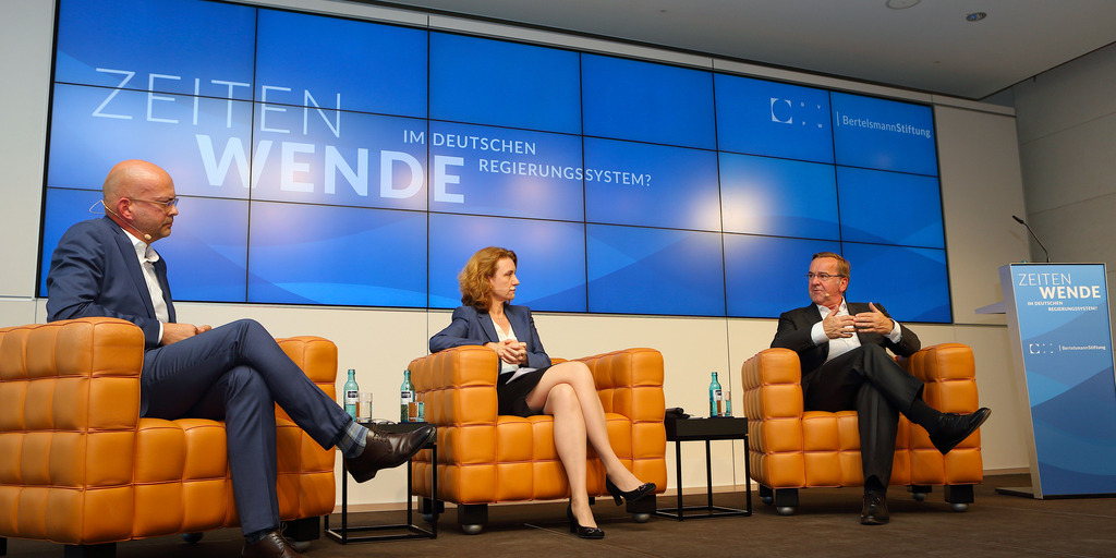 Prof. Dr. Michael Koß, Prof. Dr. Daniela Schwarzer und Boris Pistorius diskutieren auf dem Podium.