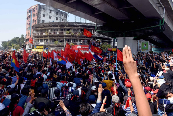 Protesters participate in an anti-military rally(© Voice of America Burmese / Wikimedia Commons - CC0, Public Domain)