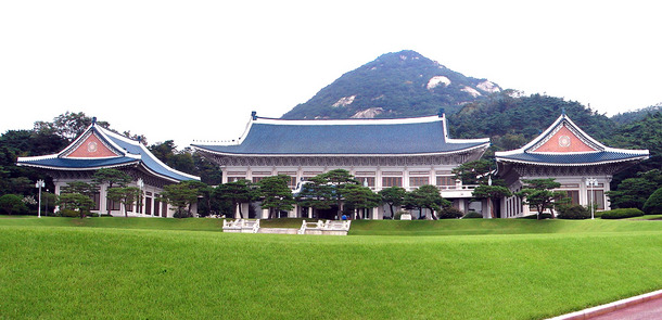 Suedkorea-Seoul-Blue_House.jpg(© Steve46814 und Humorahead01 / jeweils Wikimedia Commons - CC BY-SA 3.0, https://creativecommons.org/licenses/by-sa/3.0/deed.en)