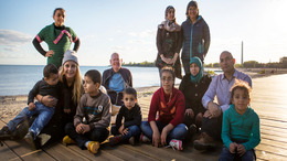 Der Syrische Flüchtling Mohamed Nouman sitzt mit seiner Familie und seinen beiden Sponsoren an der Uferpromenade von Toronto
