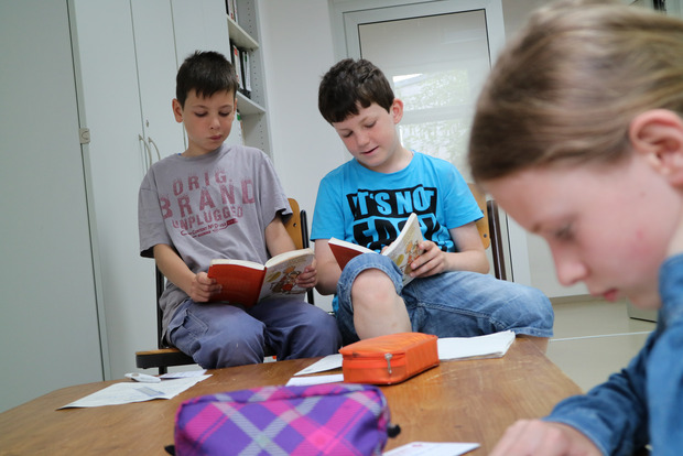 In Phasen der Freiarbeit üben die Schüler im Lese-Tandem.