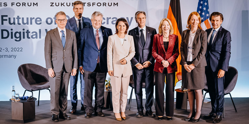 v.l.n.r. Jeff Rathke (AICGS), Ingo Zamperoni (ARD-Moderator), Michael Link (MdB, Koordinator der Transatlantischen Beziehungen), Annalena Baerbock, Antony J. Blinken, Amy Gutmann (US-Botschafterin in Deutschland), Emily Haber (deutsche Botschafterin in den USA), Ralph Heck.