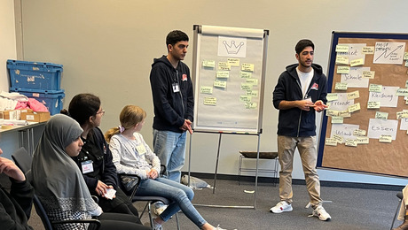 Das Bild zeigt Impressionen aus der Jugend-/ Zukunfskonferenz in Berlin. In der Jugendliche zu verschiedenen Themen an Workshops teilgenommen haben.