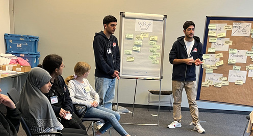 Das Bild zeigt Impressionen aus der Jugend-/ Zukunfskonferenz in Berlin. In der Jugendliche zu verschiedenen Themen an Workshops teilgenommen haben.