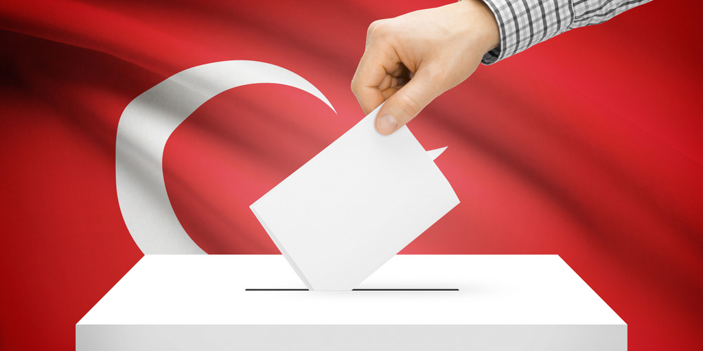 Abstimmungskonzept - Wahlurne mit Nationalflagge im Hintergrund - Türkei