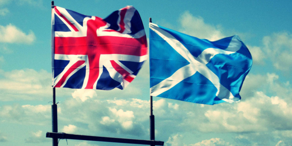 Die Flaggen des Vereinigten Königreichs und Schottlands wehen nebeneinander.