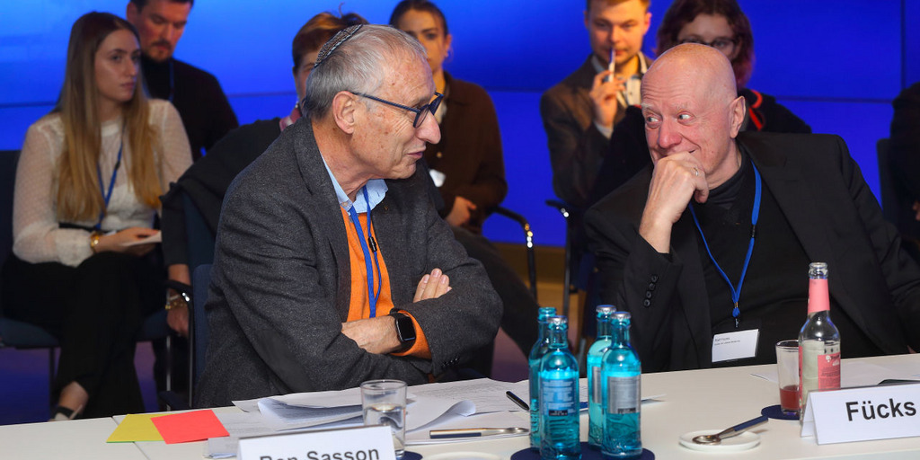 Moderator und Redner im Dialog