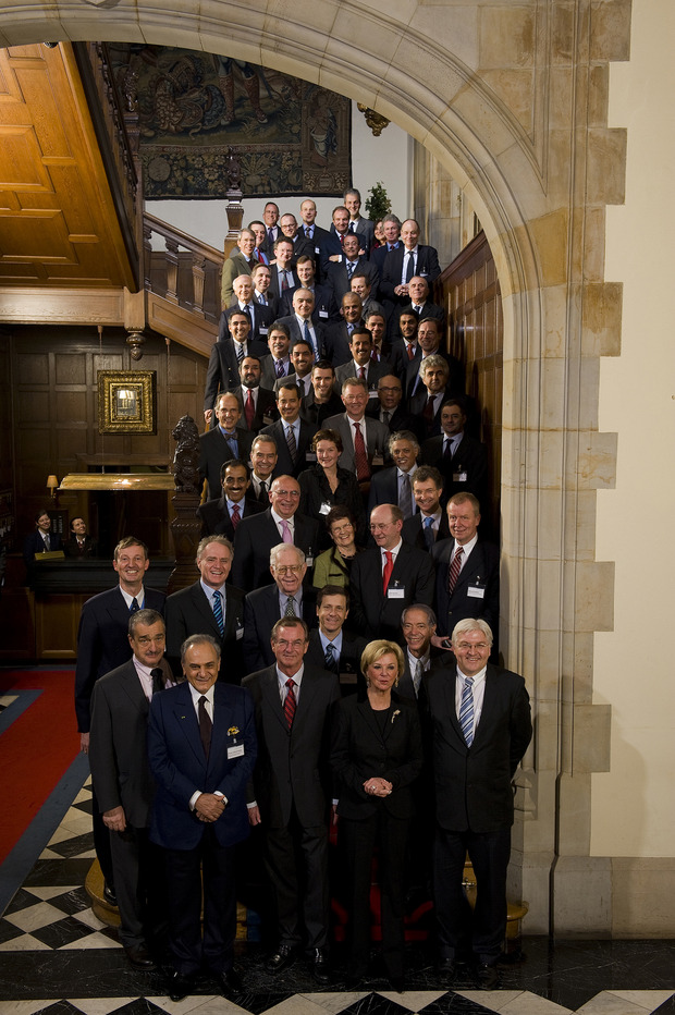 Erste Kronberger Gespräche am 18. Januar im Schlosshotel Kronberg. Gruppenaufnahme der Teilnehmer u. a. mit Liz Mohn und Lord George Weidenfeld.