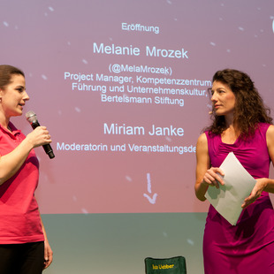 Begrüßung durch Moderatorin Miriam Janke und Melanie Mrozek von der Bertelsmann Stiftung