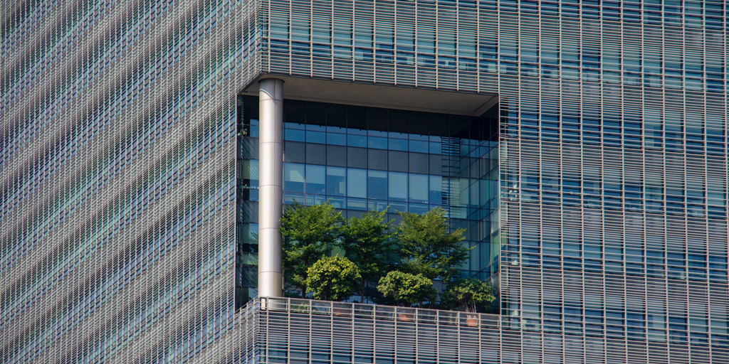 Grün bepflanzter Balkon an einem Wolkenkratzer