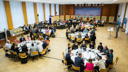 Bürger diskutieren an runden Tischen