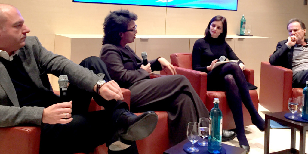 Frank Stauss, Mariam Lau, Moderatorin Isabell Hoffmann und Peter Schneider diskutieren auf dem Podium.