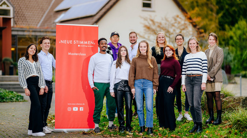 Sonntagabend: Erste Sänger:innen konnten vom NEUE STIMMEN-Team im Gütersloher Flussbetthotel begrüßt werden. v.l.n.r.: Maya Dudek (Team), Tim Haschke (Team), Sanele Mwelase (Countertenor), Shuai Zhang (Bass), Vivian MacAlister (Team), William Desbiens (Bariton), Stephanie Hershaw (Sopran), Marta Kristin Fridriksdottir (Sopran), Luiza Willert (Sopran), Vera Hanke (Team), Carolina Ihlenfeld (Team), Caroline Mues (Team)