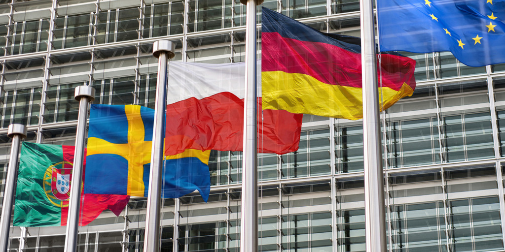 Die Flaggen von Portugal, Schweden, Polen, Deutschland und der EU vor dem Gebäude der Europäischen Kommission