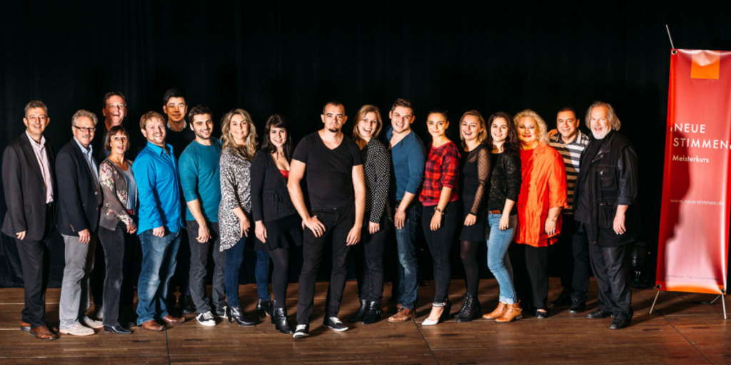 Gruppenfoto der Teilnehmer des Internationalen Meisterkurses NEUE STIMMEN mit ihren Tutoren.