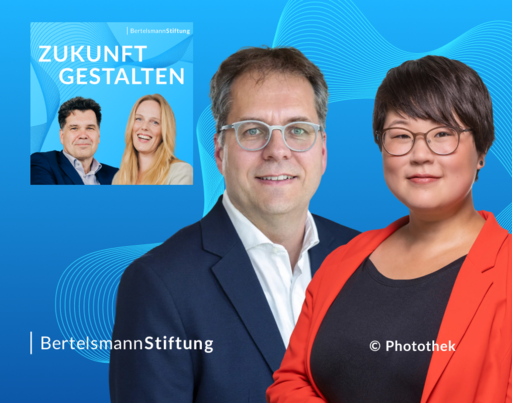 Ein grafischer Podcast-Teaser vor blauem Hintergrund mit wellenförmigen Linien. Im Vordergrund lächeln Finn Heinrich (im dunkelblauen Sakko) und Ye-One Rhie (im roten Blazer) in die Kamera. Oben links ist das Cover des Podcasts 'ZUKUNFT GESTALTEN' eingeblendet, das klein die Hosts Jochen Arntz und Malva Sucker zeigt.