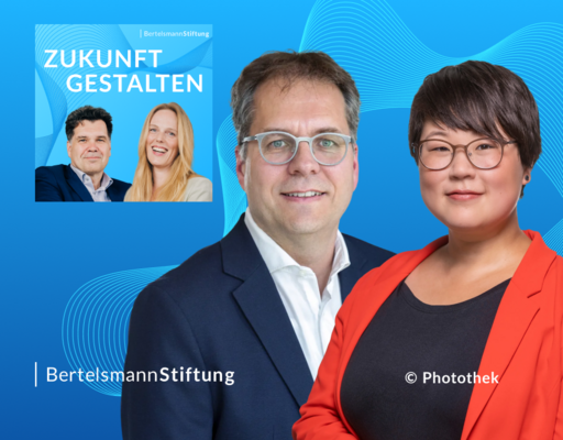 Ein grafischer Podcast-Teaser vor blauem Hintergrund mit wellenförmigen Linien. Im Vordergrund lächeln Finn Heinrich (im dunkelblauen Sakko) und Ye-One Rhie (im roten Blazer) in die Kamera. Oben links ist das Cover des Podcasts 'ZUKUNFT GESTALTEN' eingeblendet, das klein die Hosts Jochen Arntz und Malva Sucker zeigt.