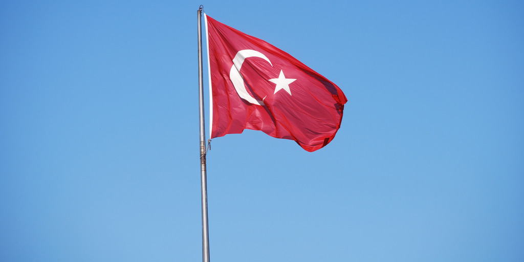 Eine türkische Fahne weht im Wind. 