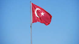 Eine türkische Fahne weht im Wind. 