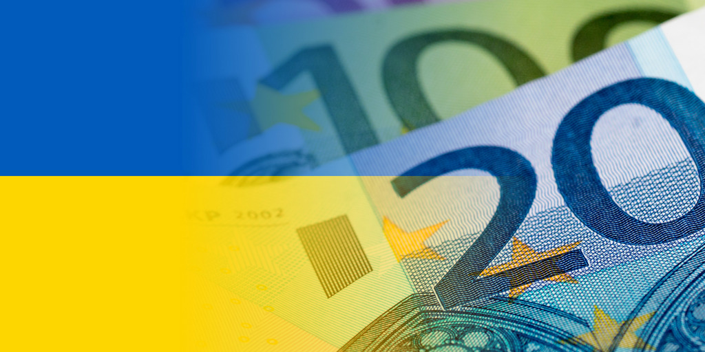 Euroscheine über den Farben der Ukraineflagge