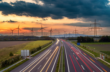 Aufnahme mit Langzeitbelichtung einer deutschen Autobahn