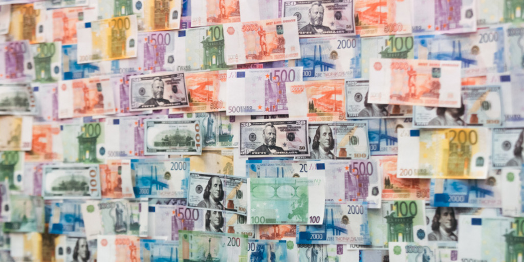 Geldscheine verschiedener Nationen hängen an einer Wand