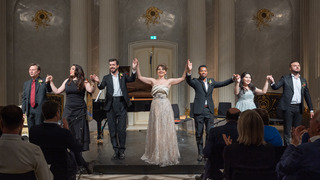 Die Künstler:innen nehmen am Ende des Preisträgerkonzerts ihren Applaus entgegen. Zu sehen sind Pianist Manuel Lange, und die Sänger:innen Marvic Monreal, Carles Pachon, Francesca Pia Vitale, Sakhiwe Mkosana, Yewon Han und Dumitru Mitu.