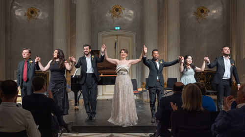 Die Künstler:innen nehmen am Ende des Preisträgerkonzerts ihren Applaus entgegen. Zu sehen sind Pianist Manuel Lange, und die Sänger:innen Marvic Monreal, Carles Pachon, Francesca Pia Vitale, Sakhiwe Mkosana, Yewon Han und Dumitru Mitu.