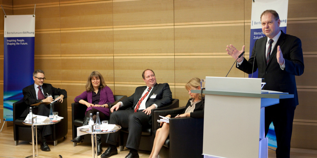 David Halpern, Moderatorin Petra Pinzler (DIE ZEIT), Helge Braun, Martine Durand und Aart De Geus bei der Diskussionsveranstaltung in Berlin.