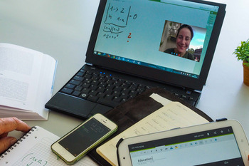 Schreibtisch mit Laptop