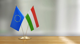 Europäische und ungarische Flagge stehen nebeneinander auf einem Tisch
