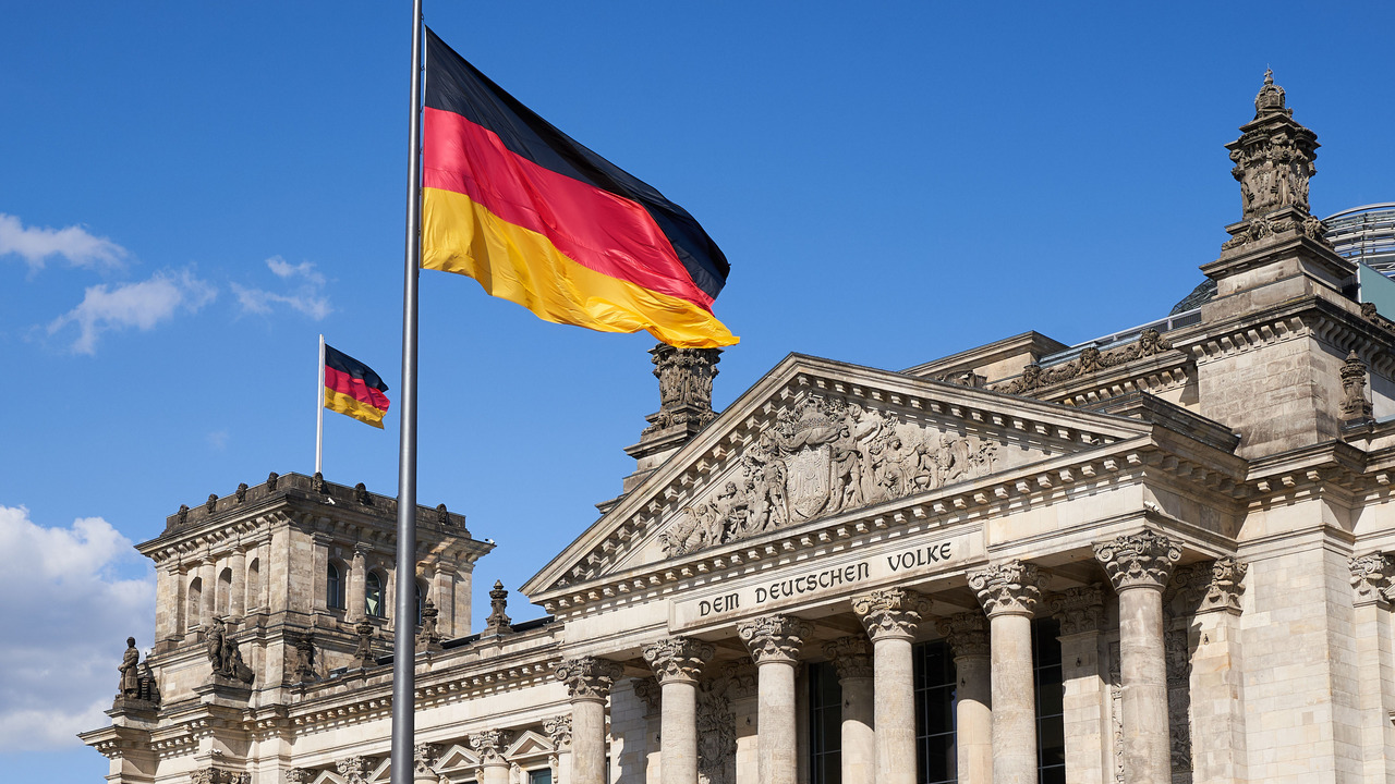 Gebäude mit deutscher Flage