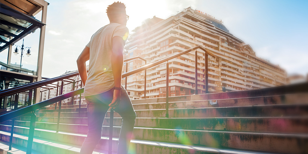 Mann geht eine Treppe hinauf