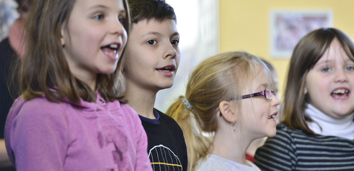 (© Tom Figiel) Kinder singen