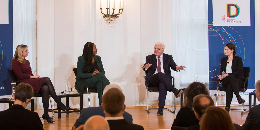 Aufnahme der Podiumsdiskussion zwischen Bundespräsident Steinmeier und seinen Gästen beim 12. Forum Bellvue