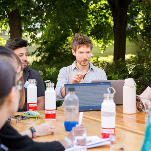 Gruppe am Tisch im Gaten