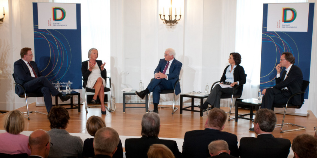 Blick aufs Podium beim fünften Forum Bellevue: Ute Frevert, Cornelia Koppetsch, Andreas Hollstein und Bernhard Pörksen diskutieren mit Bundespräsident Frank-Walter Steinmeier.
