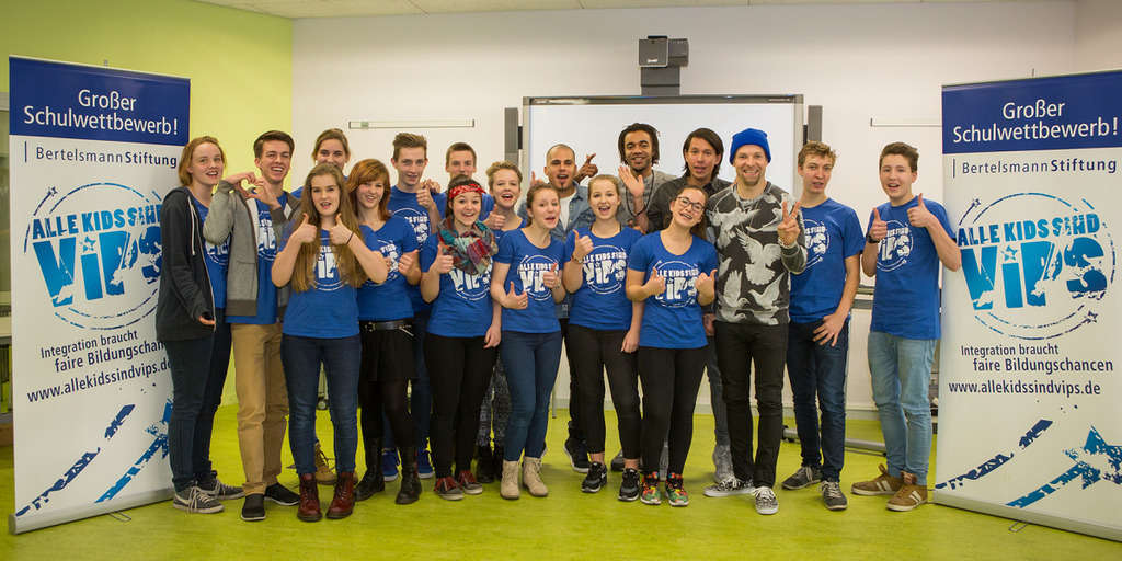 Culcha Candela mit den Schülerinnen und Schülern vom Netzwerk Courage auf einem Gruppenfoto.