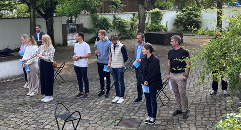 Teilnehmer:innen des "Founders Privilege Walk", einem Live-Experiment zu Privilegien von Gründer:innen, stehen am 4. Juni 2025 im Innenhof des Kunstvereins Bielefeld. Die Veranstaltung war ein Side Event zur "Hinterland of Things" am 5. Juni 2025 in Bielefeld und wurde von Julia Scheerer, ST-W, koordiniert