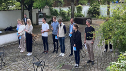 Teilnehmer:innen des "Founders Privilege Walk", einem Live-Experiment zu Privilegien von Gründer:innen, stehen am 4. Juni 2025 im Innenhof des Kunstvereins Bielefeld. Die Veranstaltung war ein Side Event zur "Hinterland of Things" am 5. Juni 2025 in Bielefeld und wurde von Julia Scheerer, ST-W, koordiniert