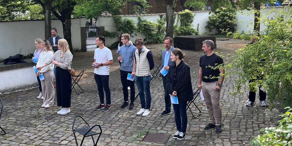 Teilnehmer:innen des "Founders Privilege Walk", einem Live-Experiment zu Privilegien von Gründer:innen, stehen am 4. Juni 2025 im Innenhof des Kunstvereins Bielefeld. Die Veranstaltung war ein Side Event zur "Hinterland of Things" am 5. Juni 2025 in Bielefeld und wurde von Julia Scheerer, ST-W, koordiniert