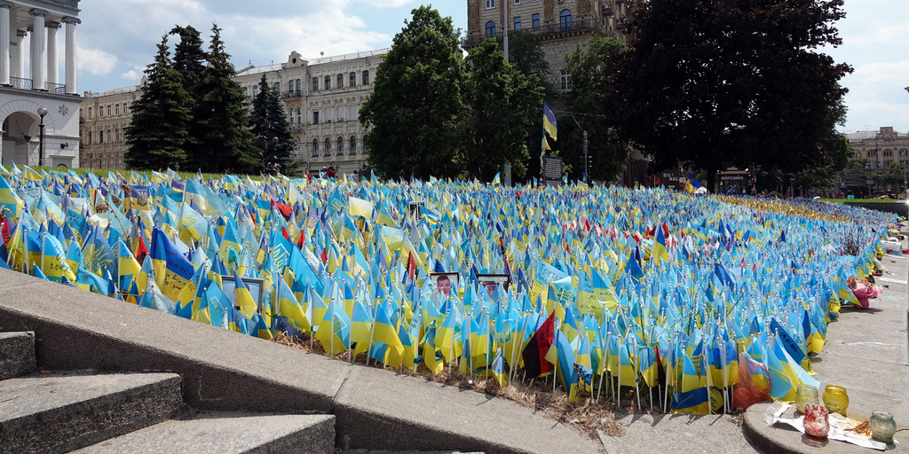 [Translate to English:] Ukrainische Fahnen zur Unterstützung der ukrainischen Streitkräfte im Zentrum von Kiew während des Krieges mit Russland; Fähnchen stehen gleichzeitig für gefallene Soldaten