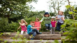 Gruppe fröhlicher Schulkinder