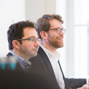 Dr. Thomas Liebig von der OECD und Dr. Matthias Mayer von der Bertelsmann Stiftung stellen Daten der OCED zur Einwanderung von Fachkräften vor