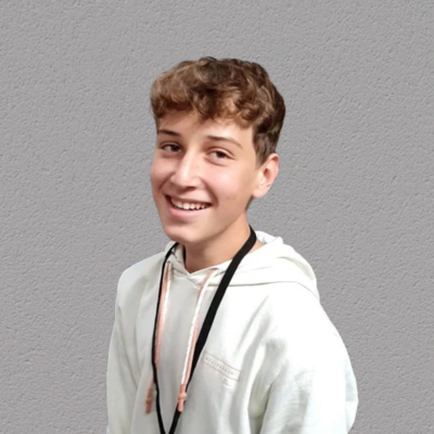 2024_Praesenztreffen_JugendCommunity_asset-cfd255ff-09bb-4449-9b5a-cc03a5502a87 Jugendlicher der in die Kamera lächelt