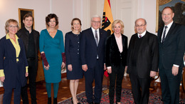 Luzia Braun, Daniel Kehlmann, Eva Menasse, Elke Büdenbender, Bundespräsident Frank-Walter Steinmeier, Liz Mohn, Sir Salman Rushdie und Aart de Geus beim 2. Forum Bellevue in Berlin am 30. November 2017