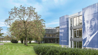 Gebäude der Bertelsmann Stiftung mit Banner des Reinhard Mohn Preises