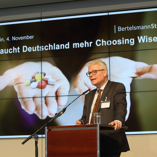[Translate to English:] Hans-Dieter Nolting, IGES Institut, referiert über Überversorgung in Deutschland.