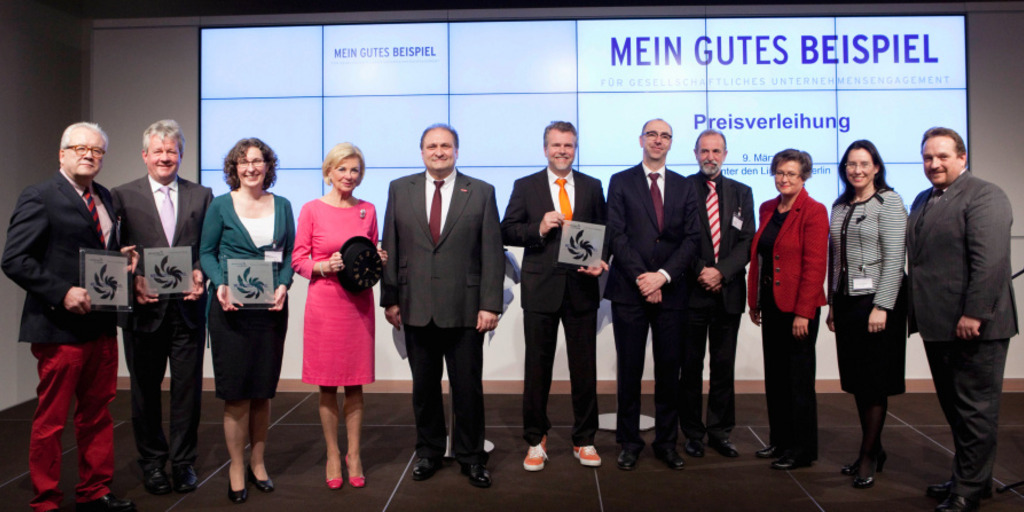 Gruppenbild mit Preisträgern und Jury des Wettbewerbs "Mein gutes Beispiel"