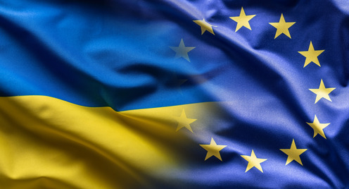 Ukrainische und EU-Flagge, die miteinander verschmelzen